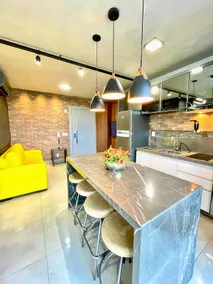 Wide View and Industrial Style in this Beautiful Loft - Image 2