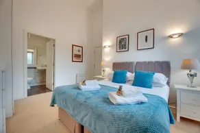Crown Apartments 1A Cosy Staycation Getaway Stay - Image 3