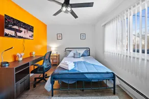 Mins from DT Ferndale • Free Parking • Fast Wi-Fi - Image 2