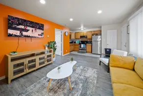 Mins from DT Ferndale • Free Parking • Fast Wi-Fi - Image 5