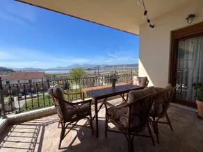Lake view house - Image 2