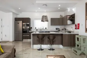 Family-Friendly Spacious Townhouse with Garden - Close to Airport - Image 2