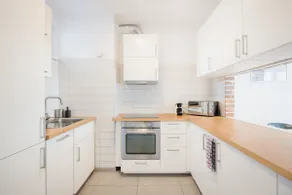 Bright Top Floor Home with Parking - Image 5