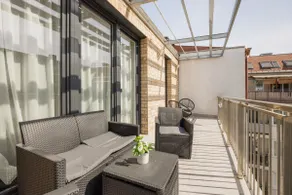 Bright Top Floor Home with Parking - Image 4