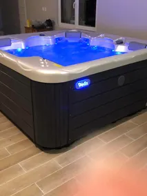 Studio with hot tub and sauna - Image 2