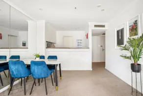 Amazing Sydney Apartment with Pool Gym and Sauna - Image 3