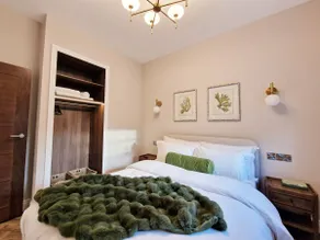 Central & Brand New, 2 bed luxury flat - Image 3