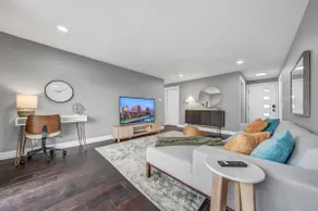 Stylish 3 Bdrm Bungalow w 1 K & 3 Q beds & Hot Tub - Image 2