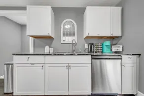 Stylish 3 Bdrm Bungalow w 1 K & 3 Q beds & Hot Tub - Image 5
