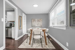 Stylish 3 Bdrm Bungalow w 1 K & 3 Q beds & Hot Tub - Image 3