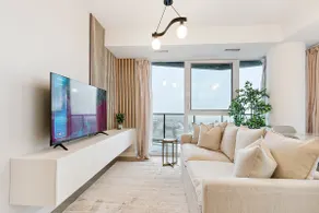 Chic Condo: Unbeatable Location! - Image 4