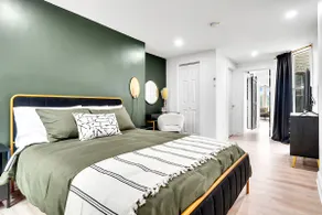 Urban Nest #5 | Penthouse Suite with Skyline Views - Image 3