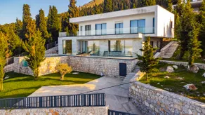 Villa Serenity Luxury Lakeside Manor by Pik Host - Image 4