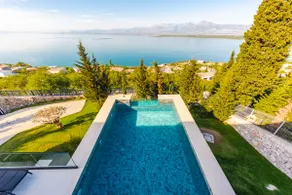 Villa Serenity Luxury Lakeside Manor by Pik Host - Image 2
