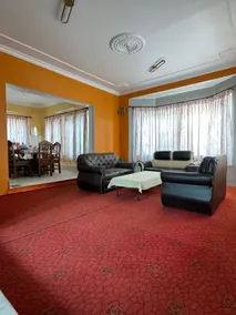 Spacious Chic Gateway to Delve into Historic City. - Image 2