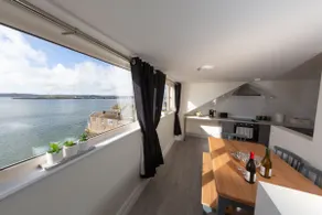 Unit 6 Penthouse Apartment With Harbour & Island Views - Image 4