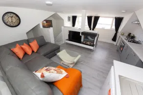 Unit 6 Penthouse Apartment With Harbour & Island Views - Image 3