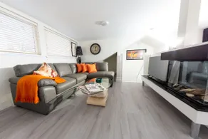 Unit 6 Penthouse Apartment With Harbour & Island Views - Image 2