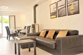 Beautiful home with free parking - Image 2