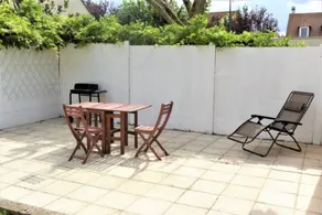 Beautiful home with free parking - Image 3