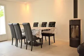 Beautiful home with free parking - Image 4