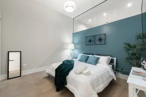 River North 2BD Condo: Parking, Balcony, Laundry - Image 2