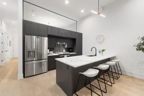 River North 2BD Condo: Parking, Balcony, Laundry - Image 3