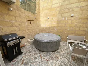 Cosy Cupids Hideout Hot Tub and BBQ - 4km away from airport - Image 2