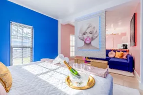 Marilyn | 5min HardRock| 4 PPL | King Bed| Parking - Image 4