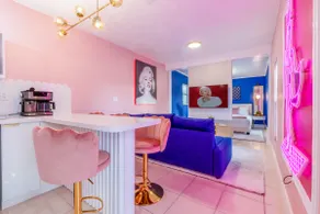 Marilyn | 5min HardRock| 4 PPL | King Bed| Parking - Image 5