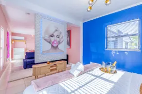 Marilyn | 5min HardRock| 4 PPL | King Bed| Parking - Image 2