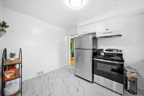 Downtown Green 4-Bed Haven | Sleeps 8 - Image 5