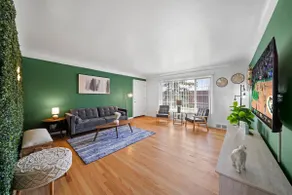 Downtown Green 4-Bed Haven | Sleeps 8 - Image 4