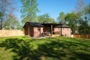Henrietta House: Quiet Comfort with Fenced Yard - Image 2