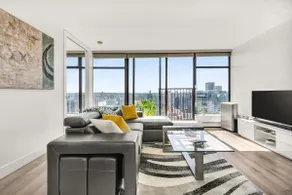 Luxury Central Apartment with City Views - Image 4