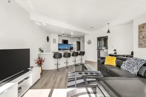 Luxury Central Apartment with City Views - Image 5