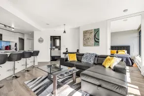 Luxury Central Apartment with City Views - Image 2