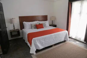 Lakes+Hacienda+Restaurant+Gardens+5 min from everything. - Image 3