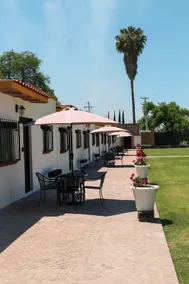 Lakes+Hacienda+Restaurant+Gardens+5 min from everything. - Image 2
