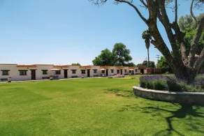 Lakes+Hacienda+Restaurant+Gardens+5 min from everything. - Image 4