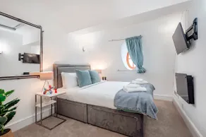Stylish Penthouse in Trafalgar Square - Image 5