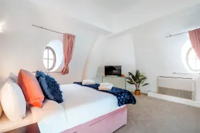 Stylish Penthouse in Trafalgar Square - Image 3