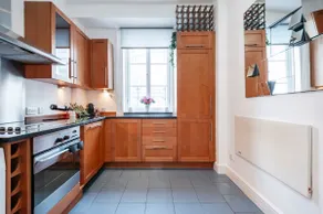 Stylish Penthouse in Trafalgar Square - Image 2