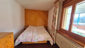[2 parking spaces included] Spacious, with Swimming Pool & Sauna! - Image 3