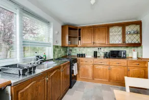 Spacious Family Home Near Oxford with parking - Image 5