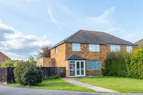 Spacious Family Home Near Oxford with parking - Image 4