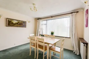 Spacious Family Home Near Oxford with parking - Image 3