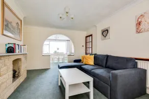 Spacious Family Home Near Oxford with parking - Image 2
