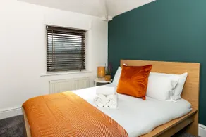 Stylish Comfort: 2BR Home in the Heart of Wigan - Image 2