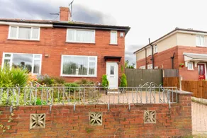 Stylish Comfort: 2BR Home in the Heart of Wigan - Image 5